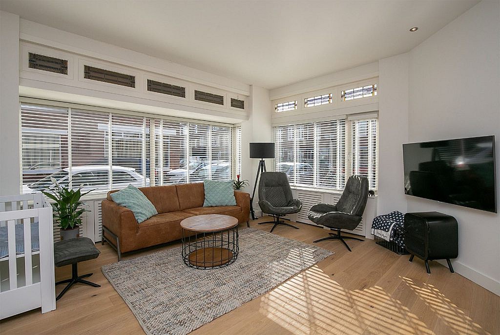 Strak geschilderde woonkamer Strak geschilderde woonkamer